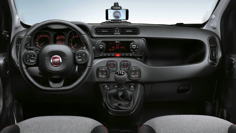 Διαθέτει U-Connect radio, USB, Bluetooth και θύρα AUX