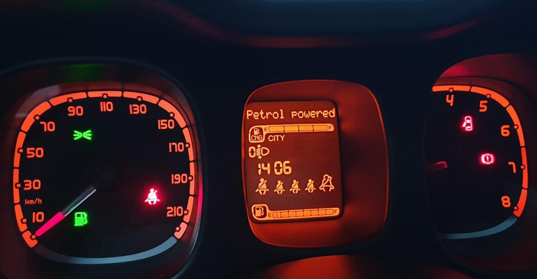 Στο ταμπλό οργάνων υπάρχει ένδειξη τόσο για το φυσικό αέριο όσο και για τη βενζίνη