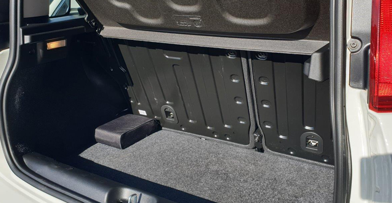 Στο πορτμπαγκάζ χωράνε δύο μικρές βαλίτσες και ισάριθμα σακίδια