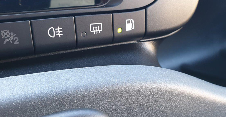 Η εναλλαγή του καυσίμου γίνεται είτε αυτόματα είτε μηχανικά μέσω του αντίστοιχου διακόπτη στην κονσόλα