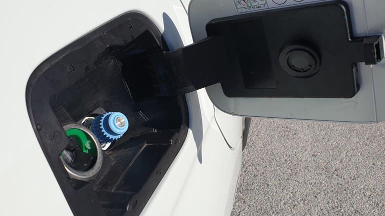 Ανοίγοντας την τάπα αντικρίζεις δύο υποδοχές. Μία για τη βενζίνη και μία για το φυσικό αέριο