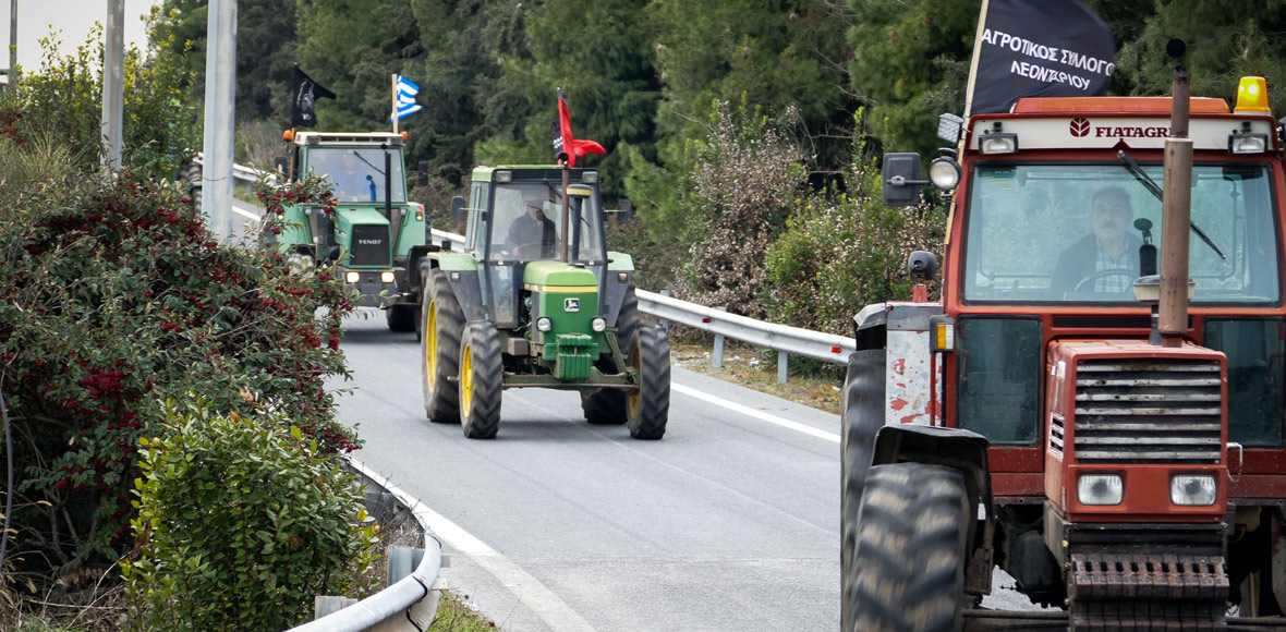 Τα τρακτέρ ζεσταίνουν τις μηχανές τους