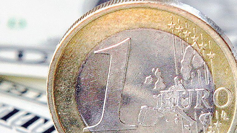 Η ενδεικτική ισοτιμία ευρώ/δολαρίου διαμορφώθηκε στα 1,1423 δολάρια