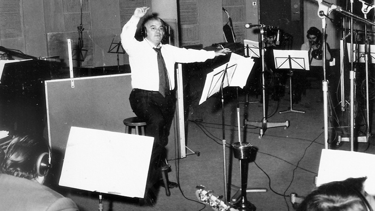 «Εγώ θα σ’ αγαπώ και μη σε νοιάζει…»: Ο διαχρονικός Γιώργος Μουζάκης στο Μέγαρο