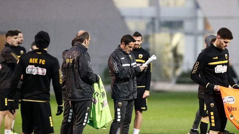 Με Σιμόες και Μπακάκη η ΑΕΚ στο Περιστέρι