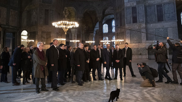 H μαύρη γάτα της Αγ. Σοφιάς στην ξενάγηση Τσίπρα