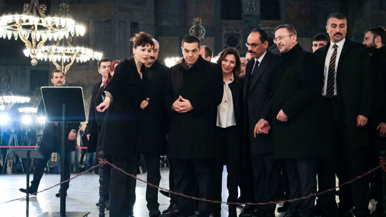 Γαλλικό Πρακτορείο: «Σπάνια» για Έλληνα ηγέτη η επίσκεψη Τσίπρα στην Αγία Σοφία