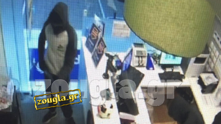 Ντοκουμέντο από ληστεία στο Μοσχάτο: Απείλησαν τον υπάλληλο με κοντόκαννη καραμπίνα, άρπαξαν τα χρήματα και εξαφανίστηκαν