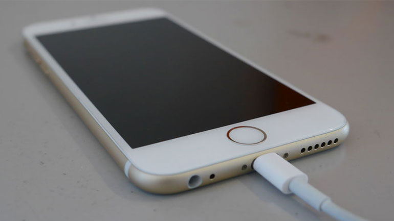 Συλλογική αγωγή κατά της Apple διότι αχρήστευσε παλαιότερους φορτιστές της