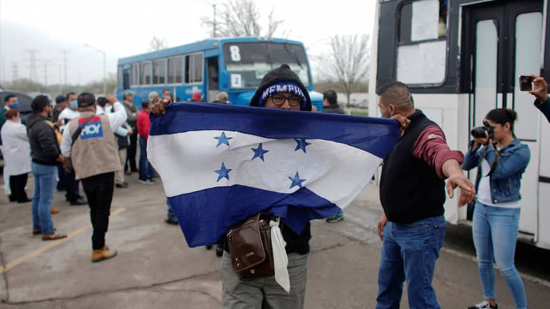 Περίπου 1.700 μετανάστες από τη Λατινική Αμερική έφτασαν στα σύνορα με τις ΗΠΑ Περίπου 1.700 μετανάστες από τη Λατινική Αμερική έφτασαν στα σύνορα με τις ΗΠΑ