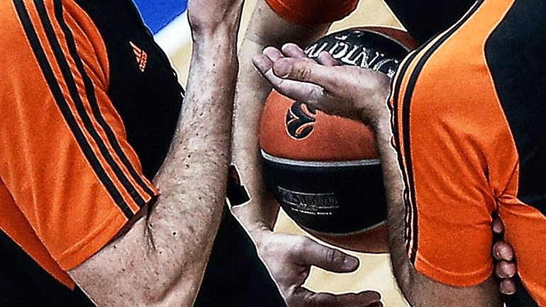 Οι διαιτητές στο παιχνίδι Μακάμπι-Ολυμπιακός