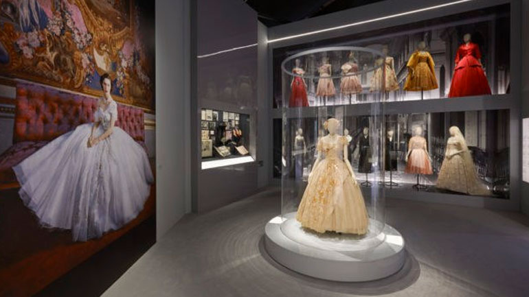 H εντυπωσιακή έκθεση του Dior στο Victoria & Albert hall του Λονδίνου