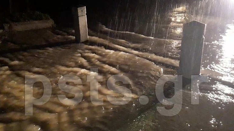 Έντονα προβλήματα από τις βροχοπτώσεις στην Πάρο