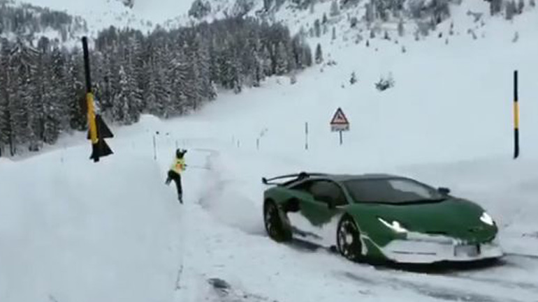 Τραβάει σκιέρ με τη Lamborghini!