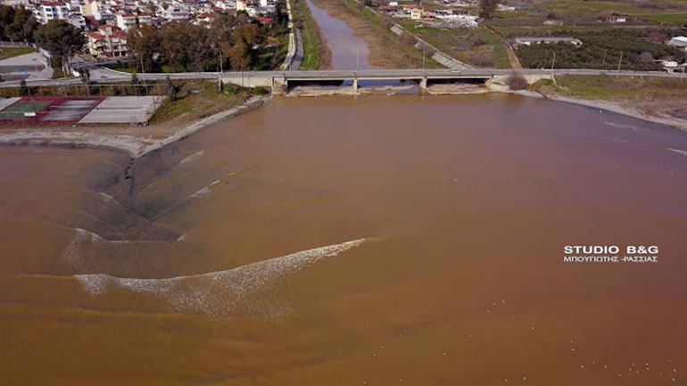 Κοκκίνισε από τη λάσπη ο Αργολικός κόλπος
