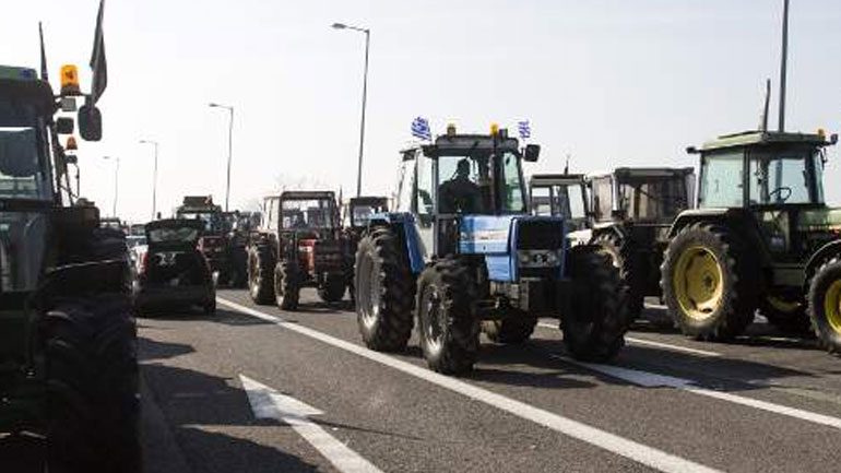 Κλιμακώνουν τις κινητοποιήσεις τους οι αγρότες – Μπλόκα σε όλη τη χώρα