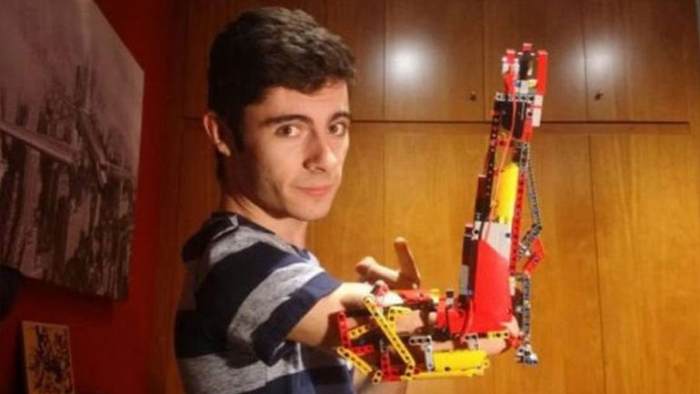Ισπανία: Έφηβος κατασκεύασε το προσθετικό χέρι του με τουβλάκια Lego Ισπανία: Έφηβος κατασκεύασε το προσθετικό χέρι του με τουβλάκια Lego