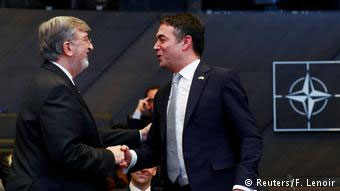 Ο ΥΠΕΞ της ΠΓΔΜ Νικολά Ντιμιτρόφ με τον μόνιμο αντιπρόσωπο της Ελλάδας στο ΝΑΤΟ Σπύρο Λαμπρίδη