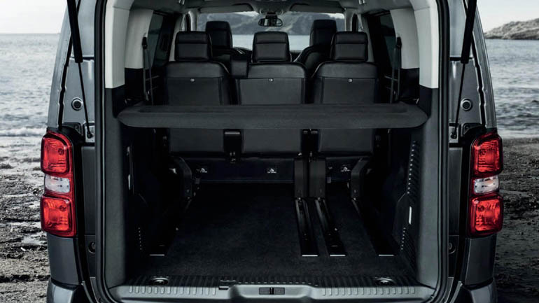 Τα πίσω καθίσματα μετακινούνται και μεγαλώνει ο χώρος αποσκευών...