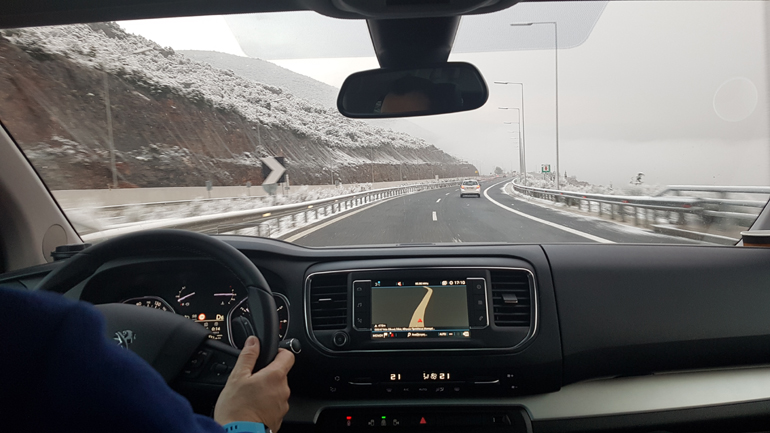 Άνετη θέση οδήγησης και με μεγάλες γυάλινες επιφάνειες... 