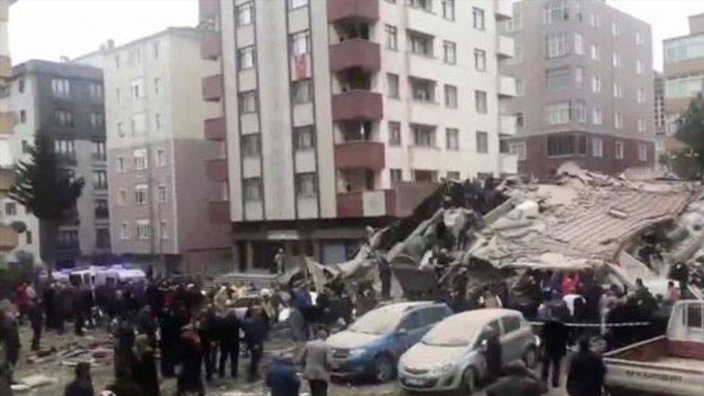 Στους 17 αυξήθηκαν οι νεκροί από την κατάρρευση της οκταώροφης πολυκατοικίας στην Κωνσταντινούπολη