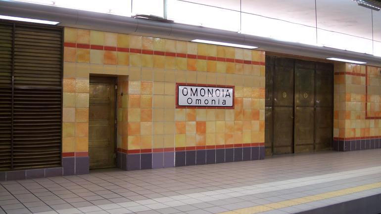 Ομόνοια: Άνδρας ανασύρθηκε νεκρός από τις γραμμές του μετρό