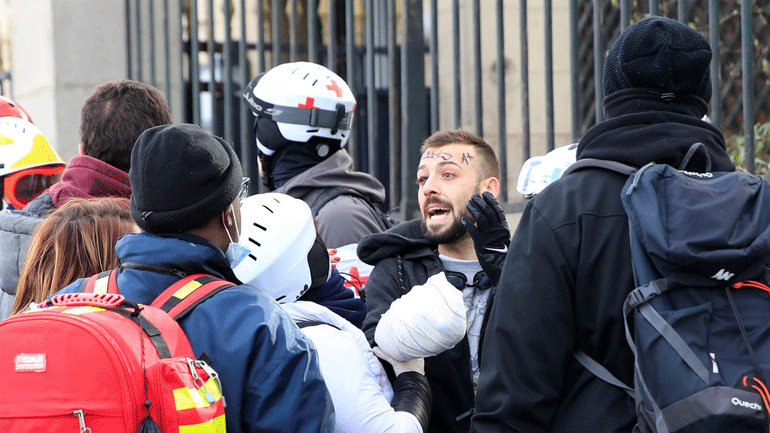 Κίτρινα γιλέκα: Διαδηλωτής έχασε το χέρι του από χειροβομβίδα στο Παρίσι