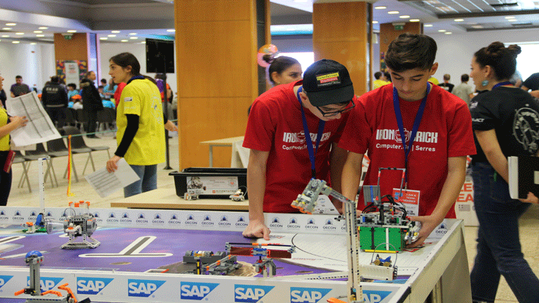 Θεσσαλονίκη: Τουβλάκια και μαθητές σε… διαστημική τροχιά σε διοργάνωση ρομποτικής