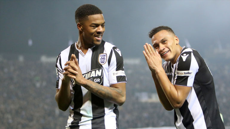 Άκπομ και Ζαμπά πανηγυρίζουν το 3-0 για τον ΠΑΟΚ