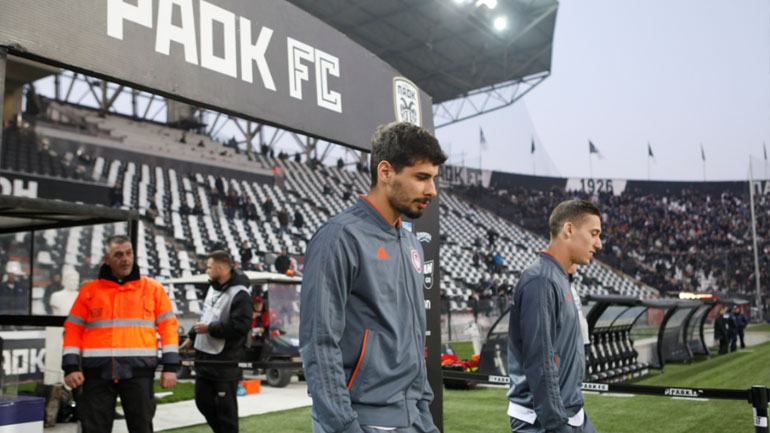 Οι παίκτες του Ολυμπιακού βγαίνουν στον αγωνιστικό χώρο για την αναγνωριστική βόλτα