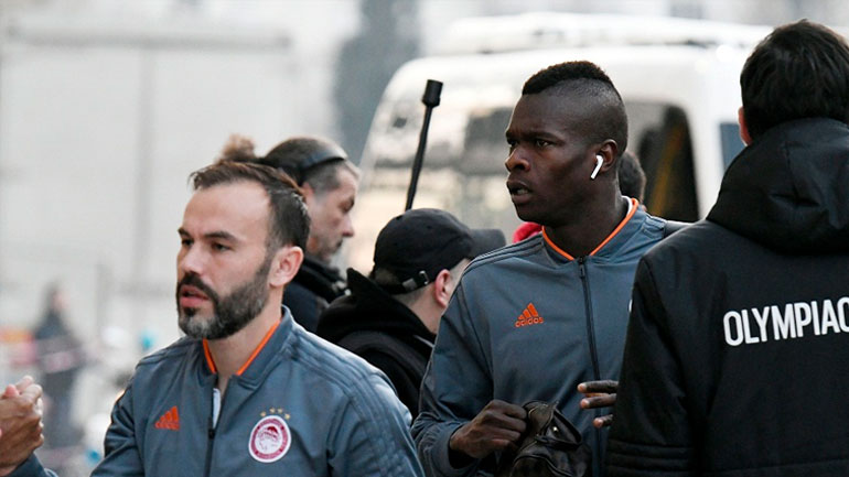 Ρίψη μπουκαλιών στο πούλμαν του και παρενόχληση στα αποδυτήρια καταγγέλλει ο Ολυμπιακός