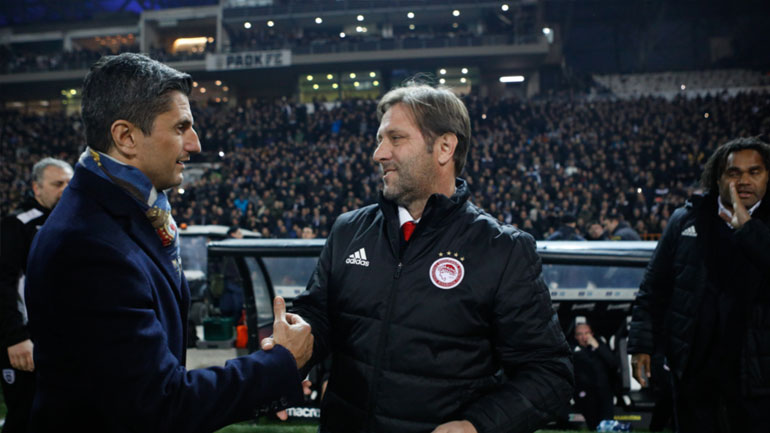 Η χειραψία των δύο προπονητών 