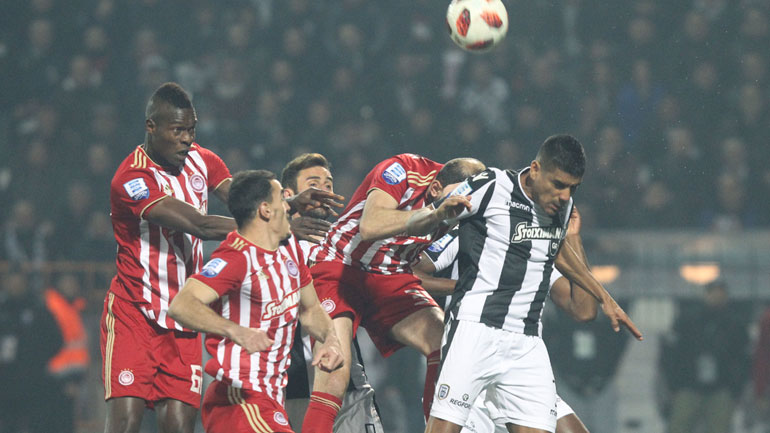 Εναέρια μονομαχία ανάμεσα στους παίκτες των δύο ομάδων