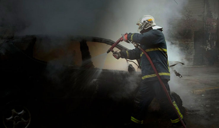 Εμπρηστική επίθεση με γκαζάκια σε δύο ΙΧ στη Θεσσαλονίκη