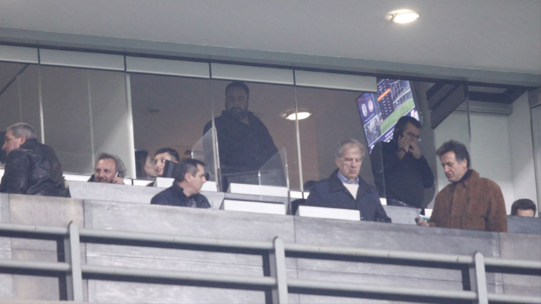 O Bαγγέλης Μαρινάκης στη σουίτα, όπου θα παρακολουθήσει το ντέρμπι 