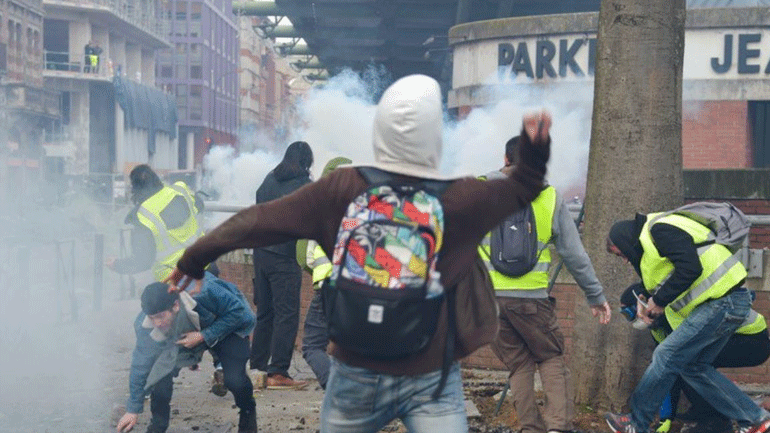 Τρεις φωτορεπόρτερ κατηγορούν την αστυνομία ότι τους στοχοθέτησε σκόπιμα στη διαδήλωση των «κίτρινων γιλέκων»