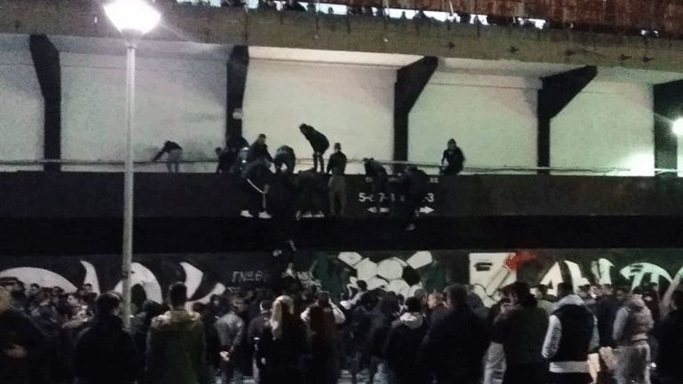 Οπαδοί του ΠΑΟΚ προσπαθούν να μπουν με… κάθε τρόπο στο γήπεδο