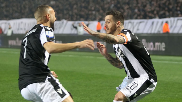 Ο Ελ Καντουρί σπεύδει να συγχαρεί τον Βιερίνια για το γκολ του 