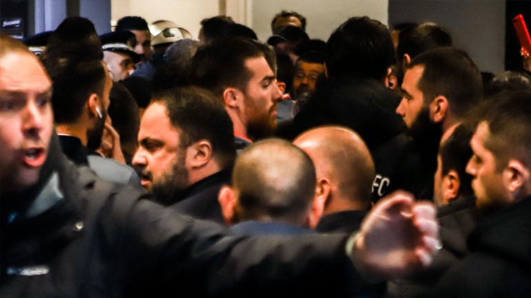 Στιγμή από την ένταση που σημειώθηκε με πρωταγωνιστή τον Βαγγέλη Μαρινάκη