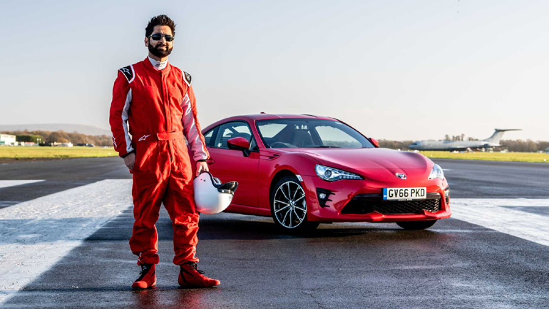 Τυφλός μπαίνει σε πίστα και εντυπωσιάζει