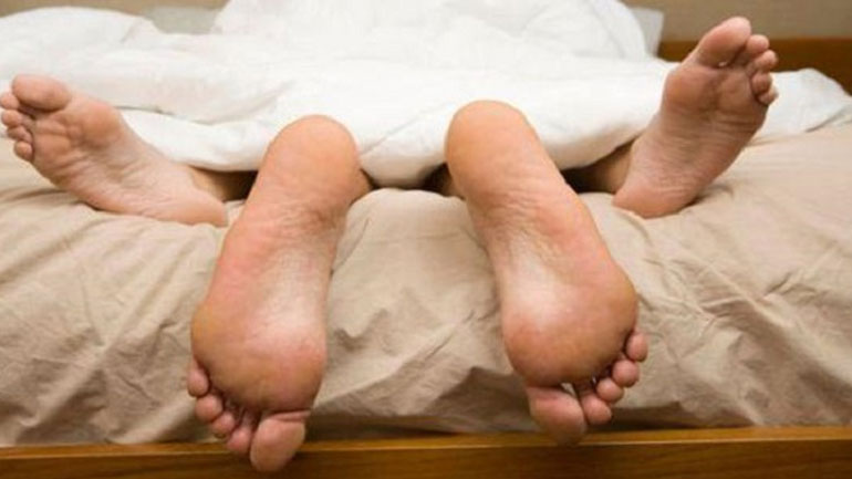 Σύζυγος προσέφυγε κατά του συζύγου της ισχυριζόμενη ότι την απατά με τον «κολλητό» του