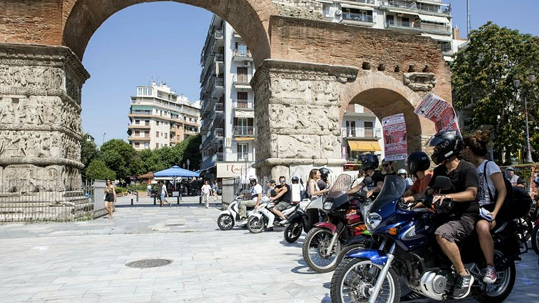 Μοτοπορεία από διανομείς σε κεντρικούς δρόμους της Θεσσαλονίκης