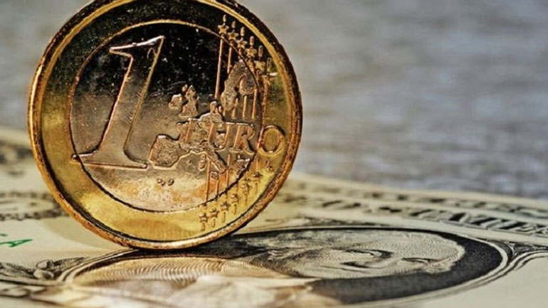 Υποχωρεί το ευρώ έναντι του δολαρίου