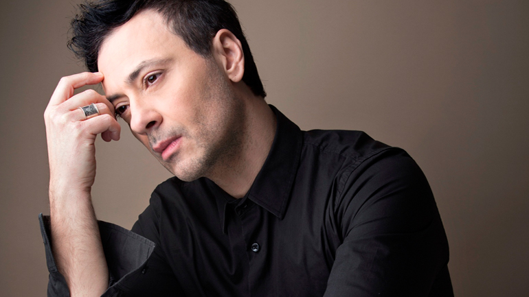 Ο Σταύρος Σιόλας στη μουσική σκηνή Σφίγγα