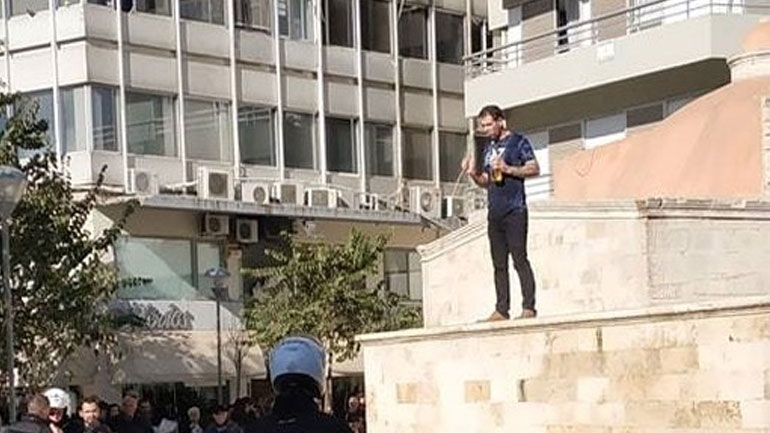 Ηράκλειο: Τέλος στην αγωνία για τον πρόσφυγα που απειλούσε να αυτοπυρποληθεί