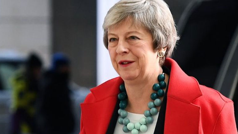 Η Τερέζα Μέι παίζει με το ρολόι στήνοντας παγίδα στο κοινοβούλιο