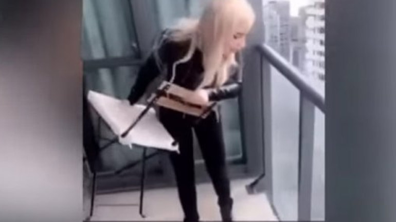 Καναδάς: Ξανθιά πετάει καρέκλα από το μπαλκόνι πολυώροφου κτηρίου και γίνεται viral