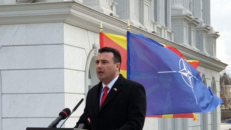 ΠΓΔΜ: Ο Ζάεφ αποκάλεσε τη χώρα «Βόρεια Μακεδονία» κατά την τελετή έπαρσης της σημαίας του ΝΑΤΟ