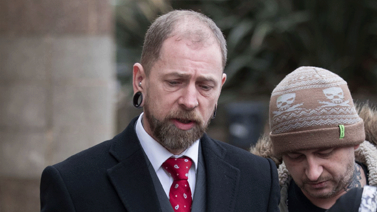 Βρετανία: Ένας «καλλιτέχνης» τατουάζ αφαίρεσε το αυτί πελάτη του