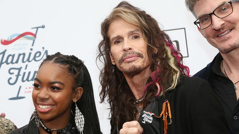 Ο Στίβεν Τάιλερ ανοίγει το σπίτι του για κακοποιημένες και παραμελημένες νεαρές γυναίκες